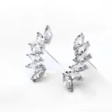 Par de aros trepadores plateados con cristales claros en forma de l
ágrima. Dan forma de hojitas al arete. Con pasante y fru fru