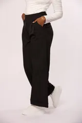 Pantalon sastrero de corte recto y tiro alto, con diseño de pinzas frontales, bolsillos laterales y cierre con botón.