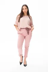 Pantalón rosa de viscosa, poliéster y elastano, con cintura plisada y corte Aline.