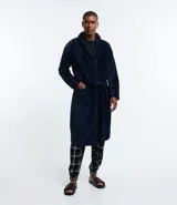 Bata de baño masculina confeccionada en fleece texturizado, con cuello solapa, mangas largas, lazo ajustable en la cintura y bolsillos delanteros.