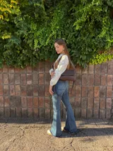 Jean de corte wide leg en color azul, con diseño de ruedo deshilachado y costura visible en la parte inferior. Confeccionado en denim con elastano para mayor comodidad.
