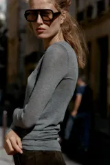 Camiseta de manga larga color beige, con cuello redondo y detalle de camiseta interior en el mismo tejido. Tiene un bajo asimétrico y corte slim fit.