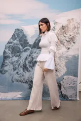 Pantalon tejido de corte recto y tiro alto, con textura acanalada y detalle de volado en la botamanga.