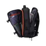 Mochila de viaje de diseño minimalista y funcional, color negro. Cuenta con múltiples compartimentos, incluyendo uno para laptop, puerto USB integrado, correas de compresión laterales, asa de transporte lateral y correas de hombro acolchadas con protección lumbar.