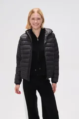 Campera puffer negra de nylon con capucha y cierre frontal.