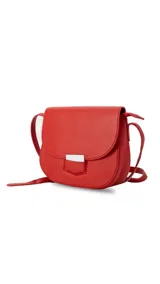 Bandolera de cuero sintético en color rosado, con diseño de solapa redondeada y cierre metálico frontal. Cuenta con correa ajustable para llevar al hombro o cruzada.