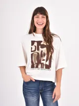 Remera negra de corte holgado con estampa frontal de línea abstracta en color blanco.
