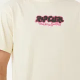 Remera de manga corta color crema, con cuello redondo y un pequeño estampado frontal con el logo de Rip Curl en tonos rosados y negros con efecto burbuja.