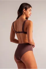 Bikini de dos piezas color marrón chocolate con textura acanalada. El top es tipo balconette con aros y copas extraíbles, con tirantes anchos. La bombacha es de tiro alto con diseño retro, completamente forrada, y cuenta con un cinturón decorativo con hebilla a tono.