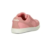 Championes casuales de mujer Diadora modelo Helio, color rosa claro con detalles en gamuza y suela blanca. Presentan cordones rosas y el logo de la marca en la lengüeta.