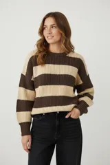 Sweater de punto con diseño de rayas horizontales anchas en tonos marrón y beige, cuello redondo a la base y mangas largas con puños ajustados.