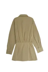Vestido corto de algodón color beige, con diseño de camisa de manga larga en la parte superior y falda cruzada tipo pareo con bajo asimétrico y lazada lateral.