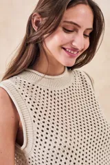 Top sin mangas color beige melange, con cuello redondo y tejido calado.