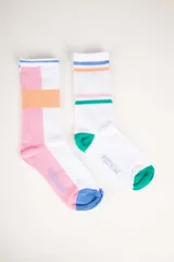 Pack de dos pares de medias blancas con detalles de color. Un par con talón y puntera rosa y azul, y franjas rosa y naranja. El otro par con talón y puntera verde, y franjas celeste, naranja, rosa y verde.