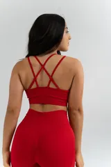 Top deportivo negro de breteles finos cruzados en la espalda, con diseño ajustado y escote redondo.