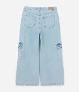 Pantalón de jean azul claro, modelo wide leg, con bolsillos cargo laterales y cintura ajustable.