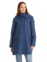 Gabardina impermeable de corte evasé en color azul. Presenta cierre frontal oculto con botones a presión, cuello alto, capucha fija y bolsillos laterales con cierre. Incluye forro interno.