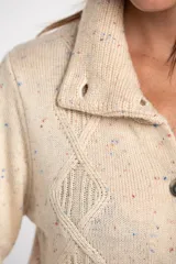 Cardigan beige con diseño de rombos en relieve, cuello con solapa y cierre frontal con botones.
