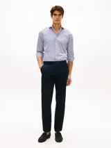 Camisa de manga larga de Tommy Hilfiger, con diseño de rayas verticales azules y blancas, cuello rígido y cierre frontal con botones.