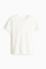 Remera de algodón en punto suave, de color blanco, con cuello redondo ribeteado y mangas cortas.