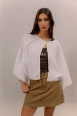 Blusa de lino color blanco, de diseño amplio con mangas murciélago y bordado decorativo en los bordes.