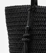 Bolso de playa tejido en paja de papel color negro, con asas de cuero sintético y cierre a presión. Incluye borla decorativa colgante.