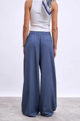 Pantalón palazzo azul con cintura elastizada y cordón ajustable.