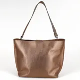 Cartera tipo tote bag color gris topo con textura brillante. Tiene doble asa, una corta para llevar al hombro y otra larga extraíble y regulable. Incluye cierre principal, compartimento y bolsillo interior con cierre.