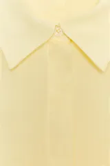 Camisa de cuello solapa y manga larga amplia de la colección ZW Collection de Zara, con cierre frontal de botones ocultos por solapa.