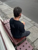 Remera negra oversize con cuello redondo y estampado pequeño en el pecho.