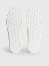 Zapatillas urbanas Calvin Klein Jeans, modelo Classic Cupsole, de color blanco con detalles en beige y forro interior en color naranja. Presentan logo de la marca en la mediasuela, el tobillo y el lateral.