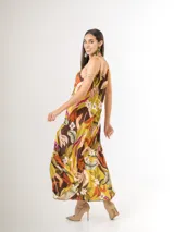 Solera larga de satén italiano con estampado tropical en tonos verde, marrón, naranja y fucsia, con tirantes finos y diseño amplio y fluido.