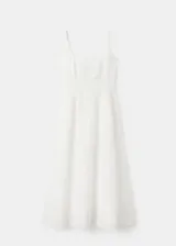 Vestido midi color blanco de lino, sin mangas, con escote cuadrado, corte en la cintura y falda evasé con bolsillos laterales.