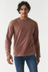 Remera de manga larga para hombre con escote redondo y logo bordado en el pecho.