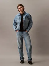 Pantalón de jean de corte slim fit color azul claro.