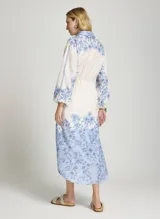 Vestido camisero midi Le Lis Blanc, con estampa floral en tonos azules sobre base blanca, cuello camisero, mangas largas abullonadas y cordón ajustable en la cintura.