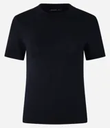 Remera básica de corte ajustado, color rosado, con mangas cortas y cuello redondo. Confeccionada en tejido de ribana lisa.