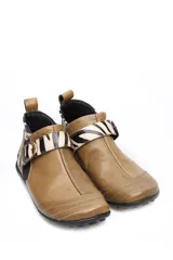Bota baja de cuero color marrón, estilo botín con elásticos laterales y tira con hebilla metálica ajustable. Cuenta con costuras decorativas pespunteadas y suela de goma con relieve.