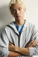 Sudadera hoodie relaxed fit de punto color gris, confeccionada en hilatura con viscosa de tacto suave, con cuello con capucha ajustable, manga larga, cierre frontal con cremallera y acabados en rib.