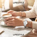 Reloj analógico de mujer con movimiento de cuarzo japonés, caja de aleación metálica y malla de acero inoxidable. Presenta una esfera plateada con detalles brillantes y diseño minimalista.