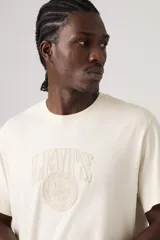 Remera Levi's de corte relajado, color blanco, con cuello redondo, manga corta y logotipo texturizado en el pecho.