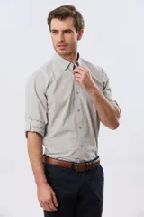 Camisa lisa de manga larga de algodón en color gris claro, de corte slim fit con cuello camisero y cierre frontal de botones.
