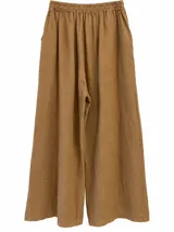 Pantalón wide leg tostado de lino, con cintura elástica fruncida, bolsillos laterales y detalle de botones en los dobladillos.