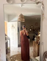 Vestido largo color terracota, con escote en V y breteles finos.