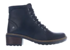 Bota acordonada de caña media, confeccionada en cuero color negro con costuras a la vista en tono contrastante. Presenta un taco cuadrado de altura media con suela dentada antideslizante.