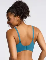 Bralette de diseño minimalista y acabado invisible, sin aros, con pads removibles y tiras regulables. Presenta una silueta con espalda en U que brinda soporte y suavidad.
