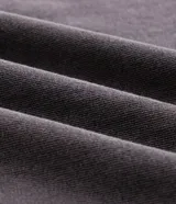 Remera de algodón con calce boxy, cuello redondo y mangas cortas. Presenta un lavado estonado con efecto vintage, costuras contrastantes y estampa con lettering frontal.