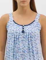 Camisón corto de tejido soft, sin mangas, con escote redondo, aplique de botones y detalle plisado en el frente. Estampado floral en tonos rosados y grises.