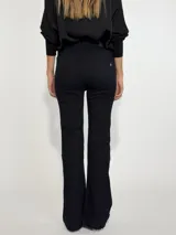 Pantalón de jean negro, corte oxford.