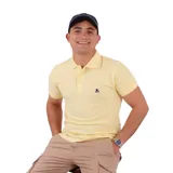 Remera tipo polo color amarillo con cuello clásico y logo bordado en el pecho. Corte recto y mangas cortas.